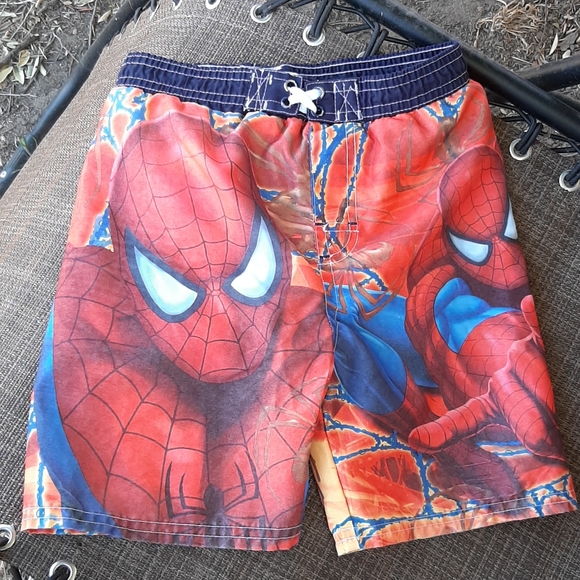 boys Spiderman swimming trunks Size 4T - Picture 1 of 3